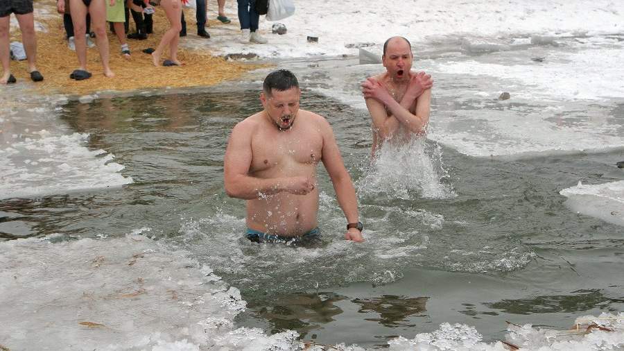 В речке села Заречное прошли крещенские купания. Фото