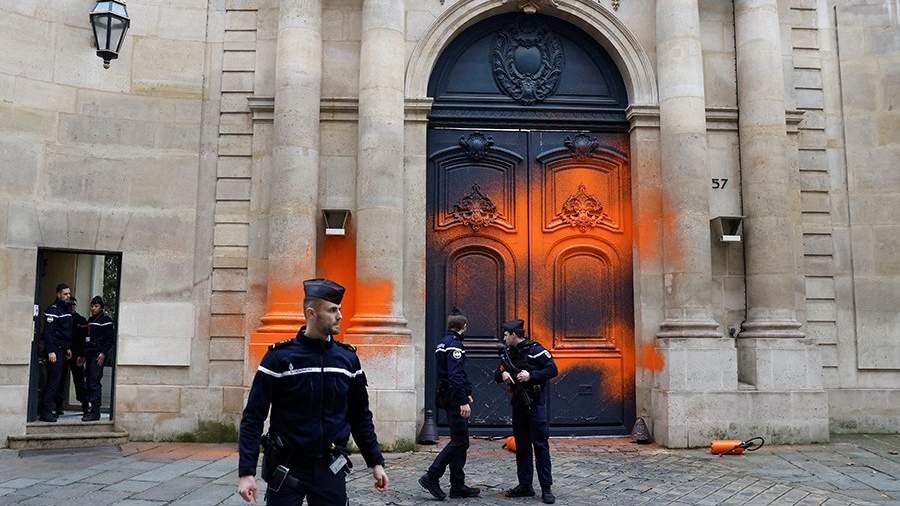 Eco-activists poured paint over the facade of the residence of the French Prime Minister