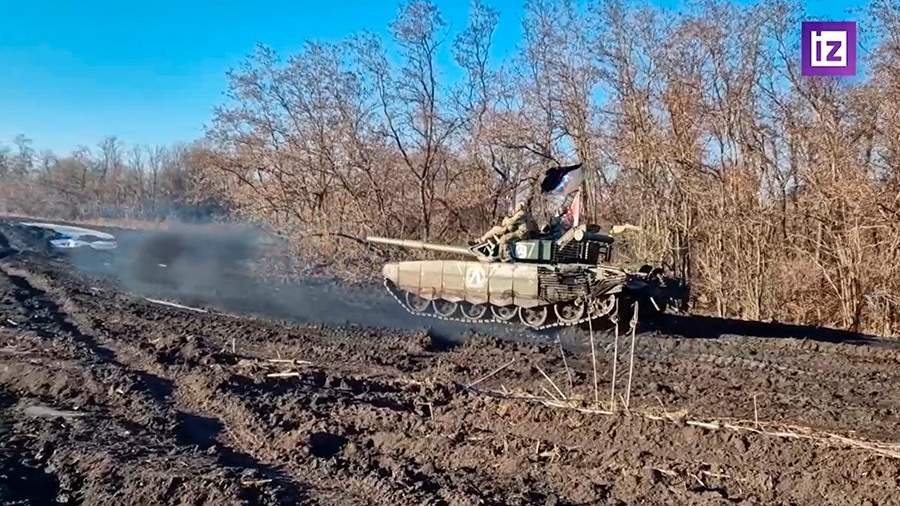 There were shots of the work of tankers to destroy the fortifications of militants