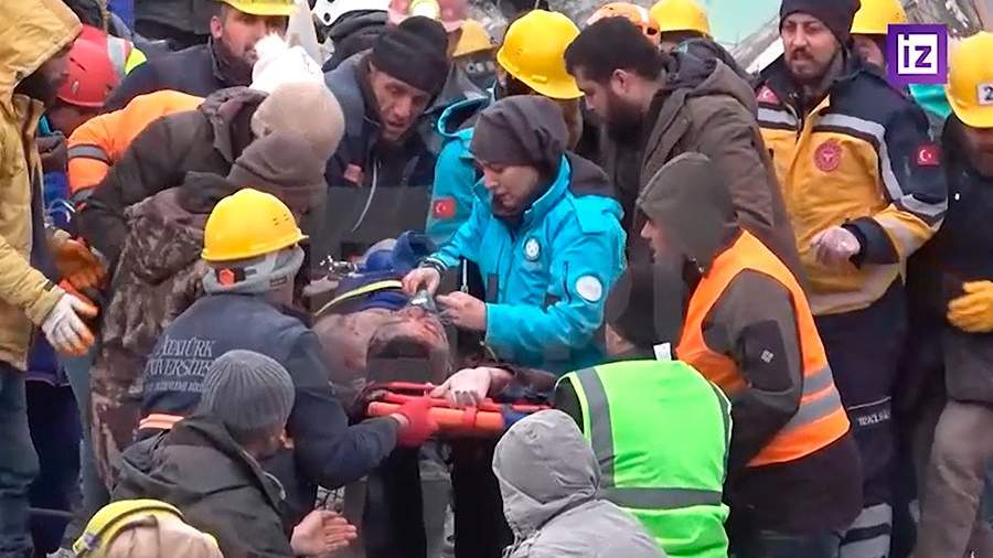 Izvestia published footage of the rescue of a man from the rubble in Turkey