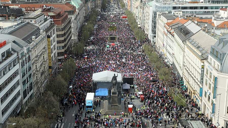 Тысячи людей вышли на антиправительственный митинг в Праге | Новости мира |  Известия | 16.04.2023