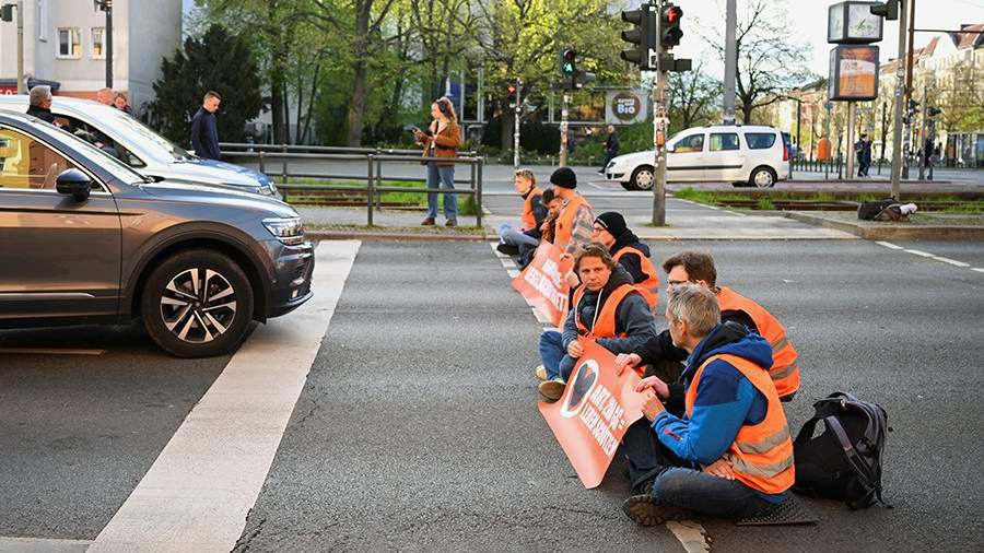 активисты приклеили себя к асфальту