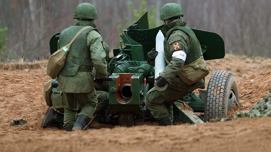 Корреспондент «Известий» показал работу противотанковых пушек МТ-12 ...