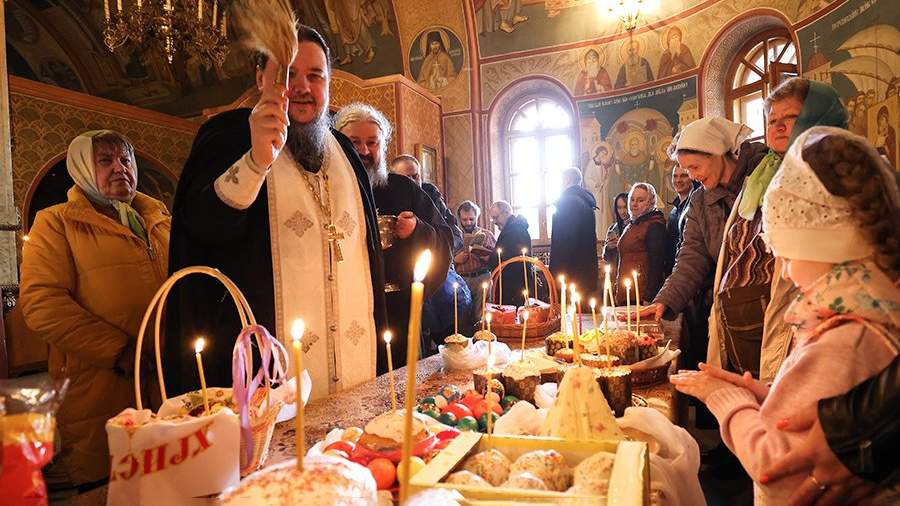 Священник освящает куличи