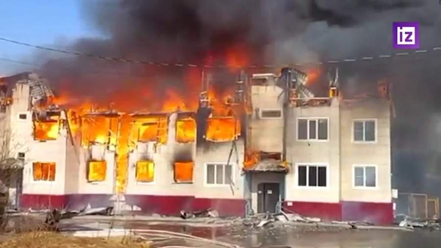 In Yamalo-Nenets Autonomous Okrug, the fire completely engulfed an apartment building
