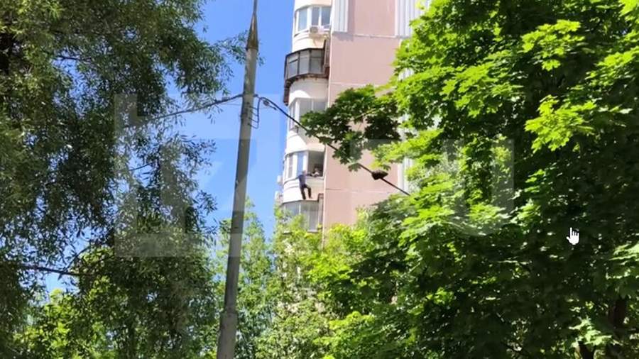 Мужчина, забаррикадировавшийся в квартире в Москве, спрыгнул с 6 этажа