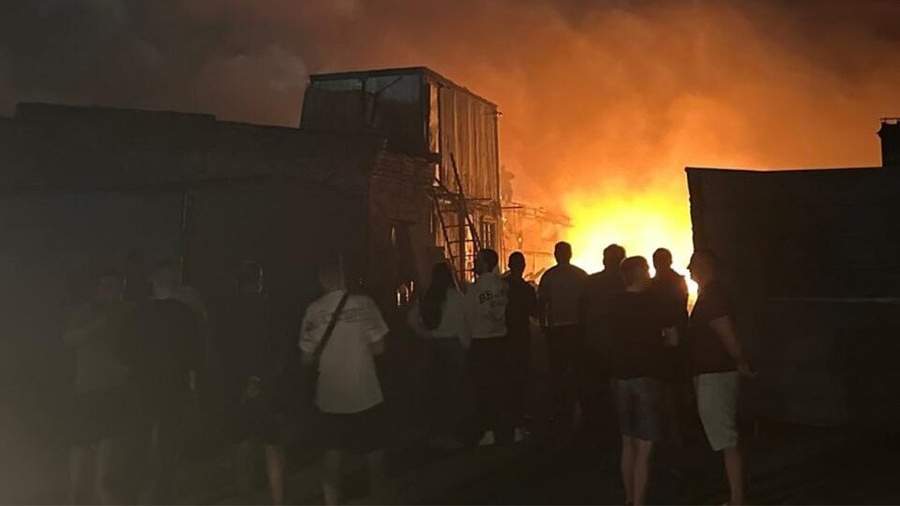 В Домодедово загорелся автосервис на площади 1 тыс. кв. м Новости Известия 10.08