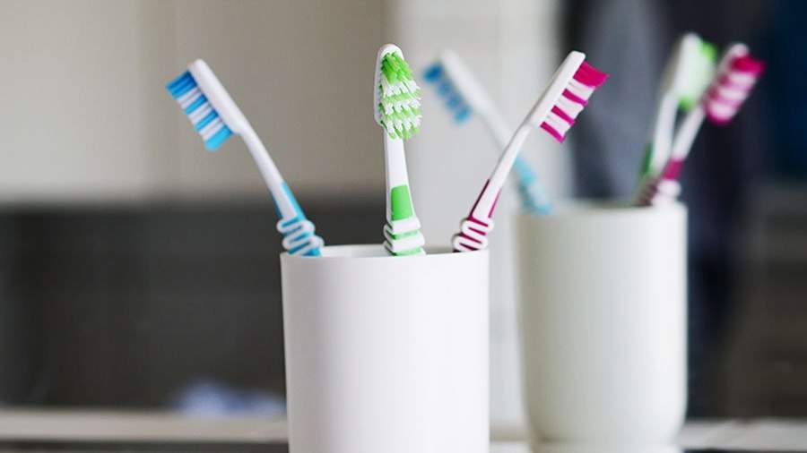 Почему нужно чистить зубы утром и вечером?