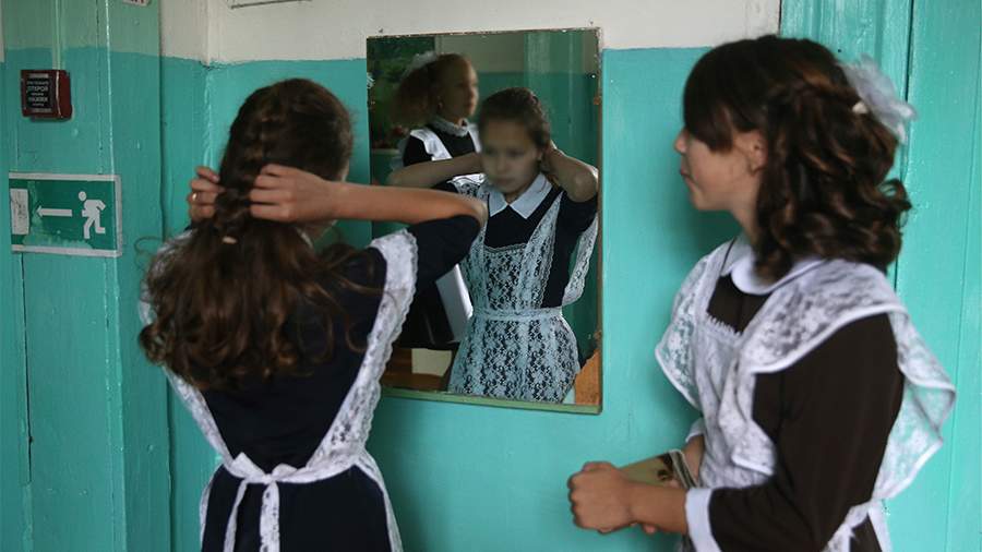 В Черновцах сфотографировали школьниц в советской форме – люди возмущены (фото) — Украина