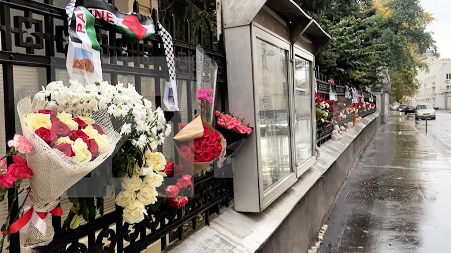 Екатеринбуржцы несут цветы и игрушки к дому погибшего шестилетнего мальчика. Фото, видео