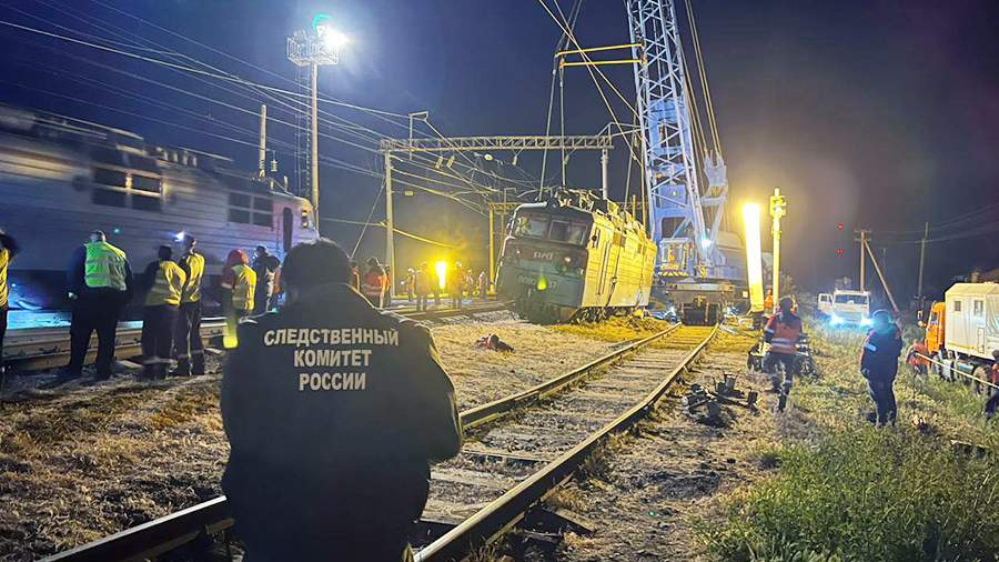 В Ростовской области начали проверку из-за схода секций электровоза грузопоезда