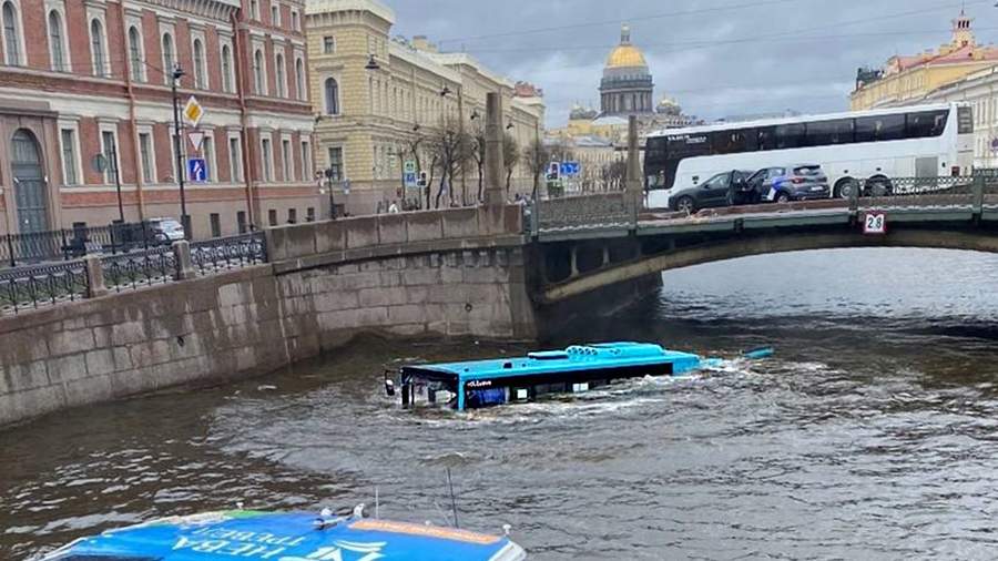 Водитель автобуса в Петербурге не справился с управлением, автобус упал с моста