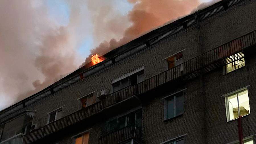 ФОТО, ВИДЕО ⟩ Во время пожара в пятиэтажном жилом доме в Риге пострадал ребенок