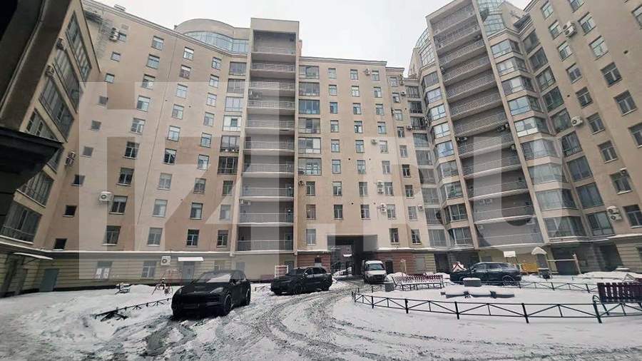 Дворник поймал упавшего с седьмого этажа ребенка в Петербурге