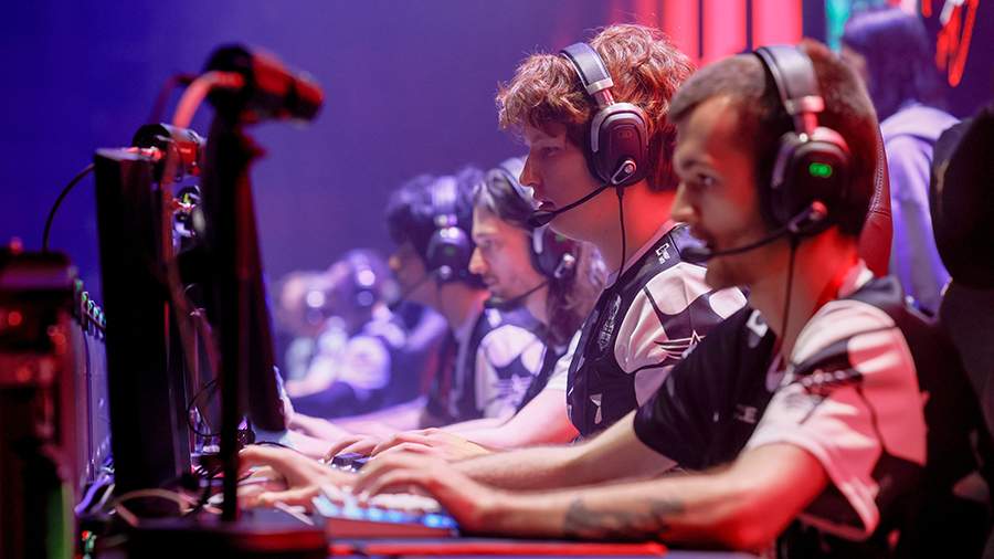 команда киберспортсменов на сцене