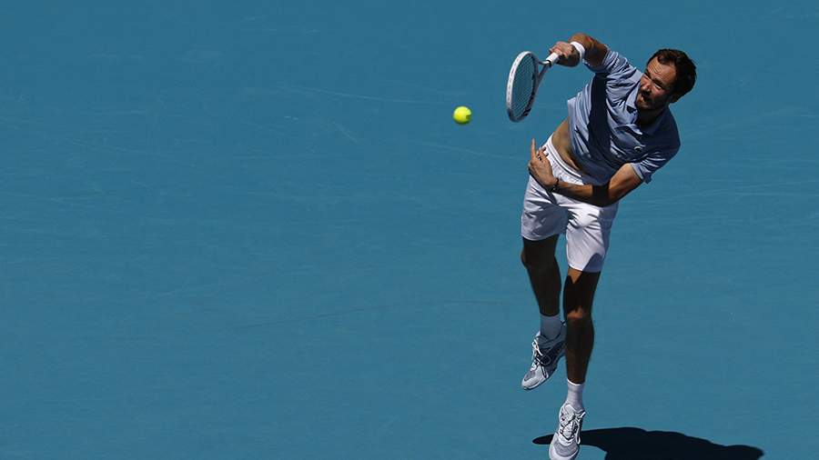 российский теннисист подает мяч на корте