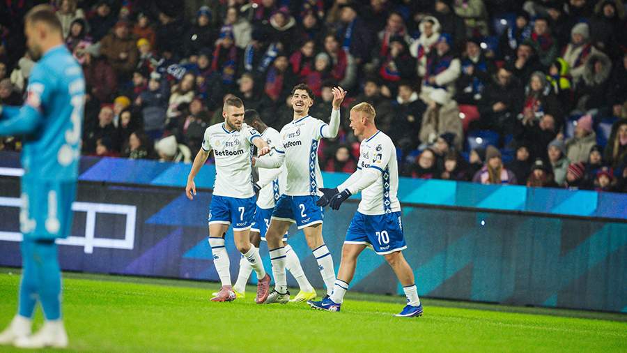 футболисты в форме 2026 года играют матч