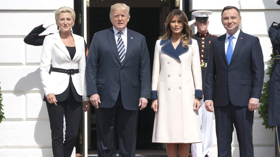 Президент Соединенных Штатов Дональд Трамп и первая леди Мелания Трамп приветствуют президента Польши Анджея Дуду и первую леди Агату Корнхаузер-Дуду в Белом доме