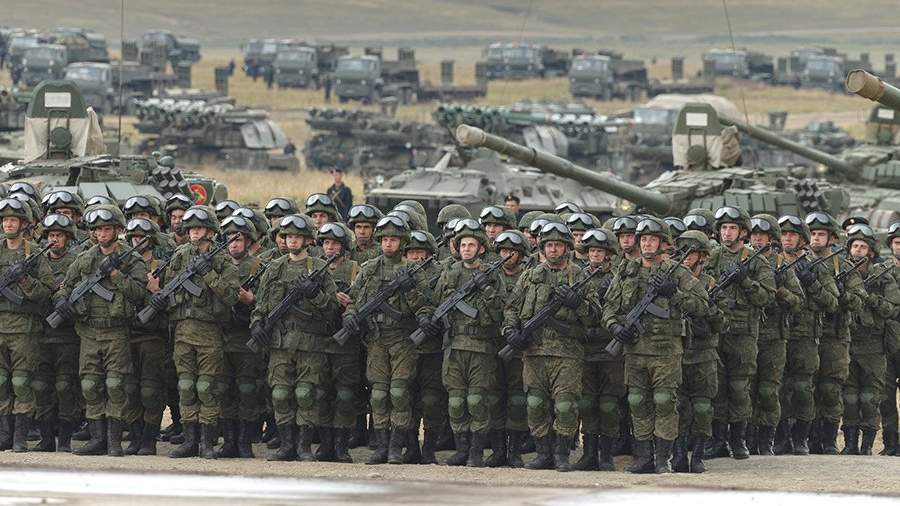 Военнослужащие армии России во время парада военной техники, участвовавшей в учениях «Восток-2018», на полигоне «Цугол» в Забайкальском крае