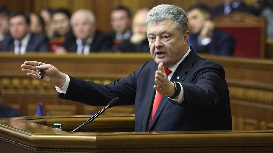 Президент Украины Петр Порошенко выступает на заседании Верховной рады Украины, где рассматривается решение о введении военного положения в стране