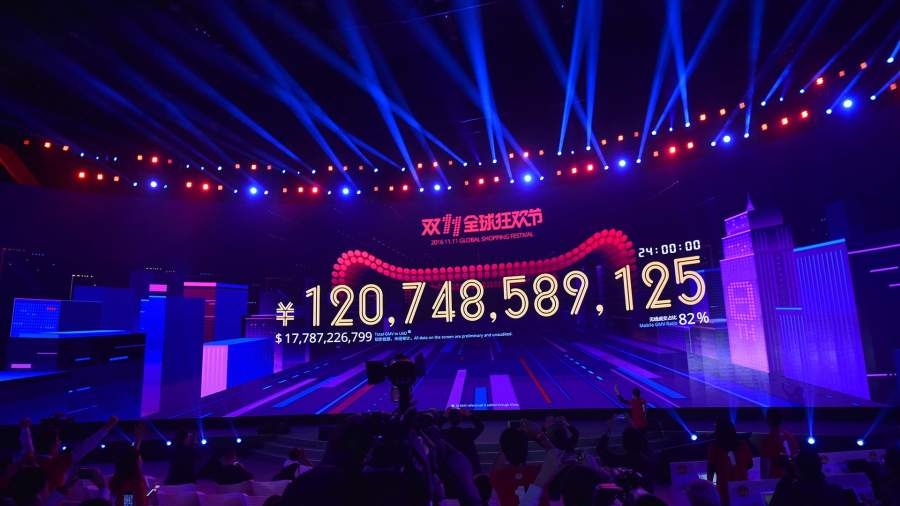 Экран отображающий общий объем товарооборота онлайн-магазина Alibaba Tmall во Всемирный день шоппинга (День Холостяка). Китай, Шэньчжэнь, 2016 год