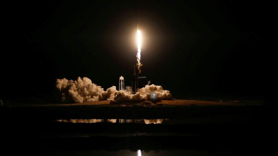 Старт ракеты SpaceX Falcon 9, несущей космический корабль Crew Dragon, Космический центр Кеннеди, мыс Канаверал, Флорида, США, 2 марта 2019 года