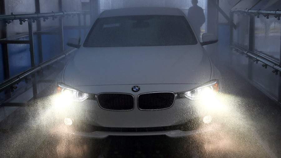 Автомобиль BMW 3-й серии во время теста на водонепроницаемость на заводе «Автотор» в Калининграде