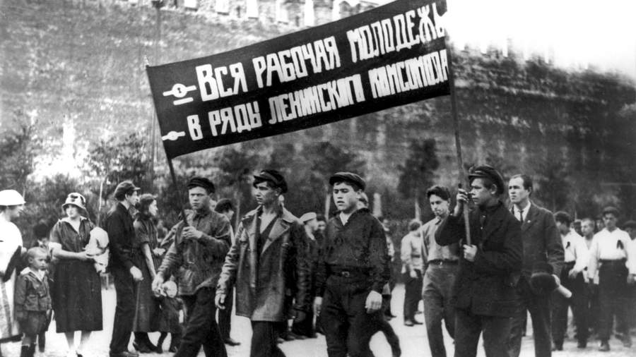Первомайская демонстрация на Красной площади. Идет колонна Российского ленинского коммунистического союза молодёжи (РЛКСМ). Москва, 1924 год