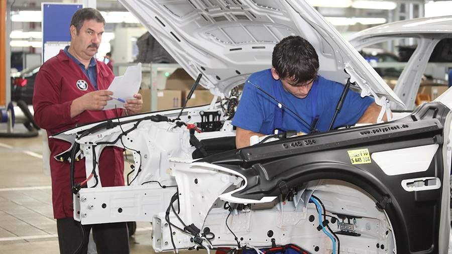 Сборка автомобиля BMW 5-й серии на конвейере завода «Автотор» в Калининграде