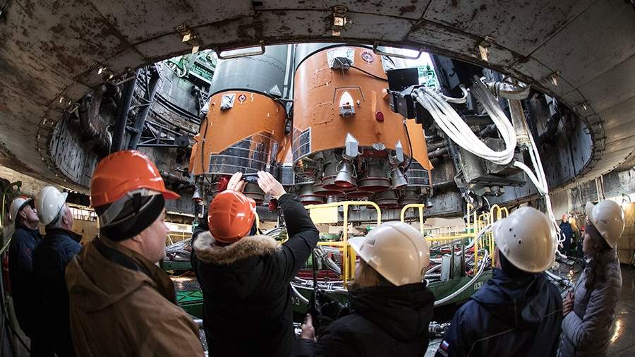 Ракета-носитель с транспортным пилотируемым кораблем "Союз МС-08" во время установки на стартовый комплекс космодрома Байконур