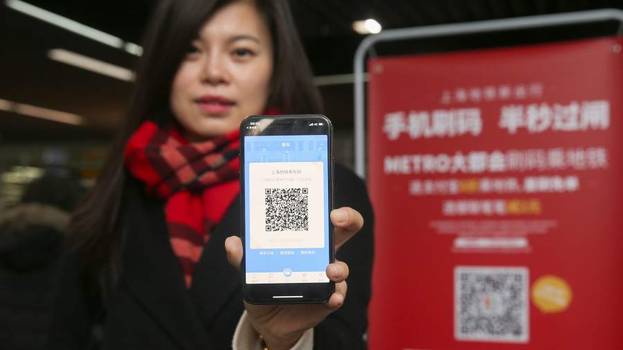 Шанхайское метро разрешило оплату проезда через QR-коды. Пассажиры могут оплачивать свои билеты через Alipay или China UnionPay, просто отсканировав QR-код на входе и выходе после загрузки мобильного приложения