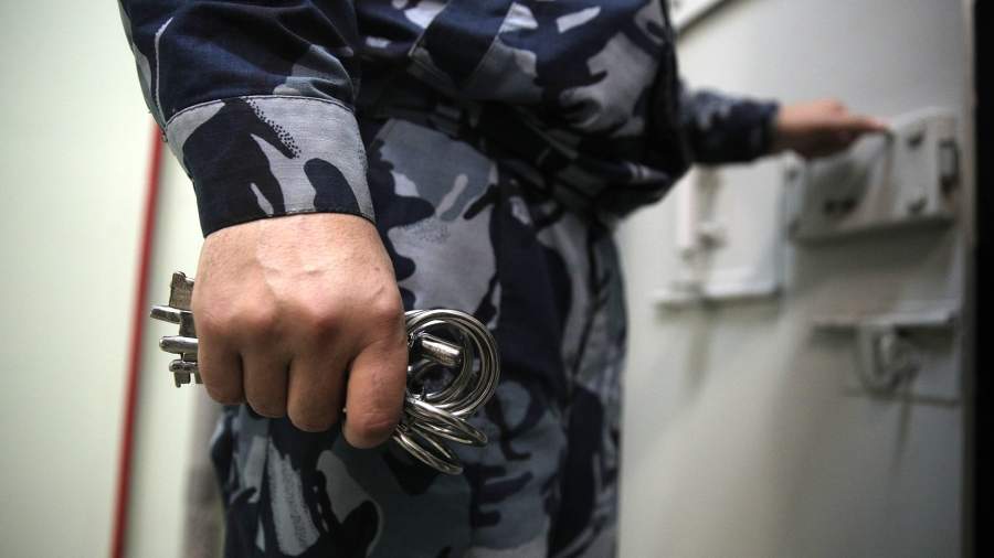 дверь в камеру