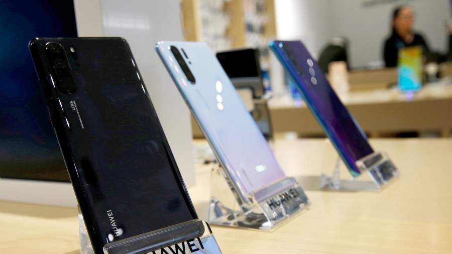 Мобильные телефоны Huawei | Фото: REUTERS/Rodrigo Garrido