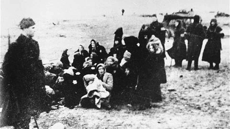 Члены полицейского батальона собирают на пляже вблизи Лиепаи группу евреев для казни. 15 декабря 1941 года