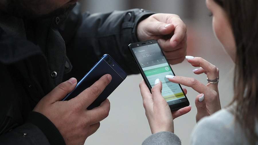 Потоковое создание: переводы через СБП выросли до 15 млрд рублей Девушка со смартфоном осуществляет мобильный перевод