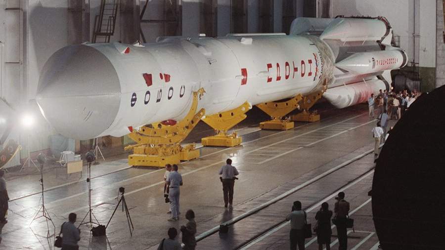 Ракета-носитель УР-500 «Протон» с космическим аппаратом «Фобос-2» в монтажно-испытательном корпусе космодрома «Байконур». 7 июля 1988 года