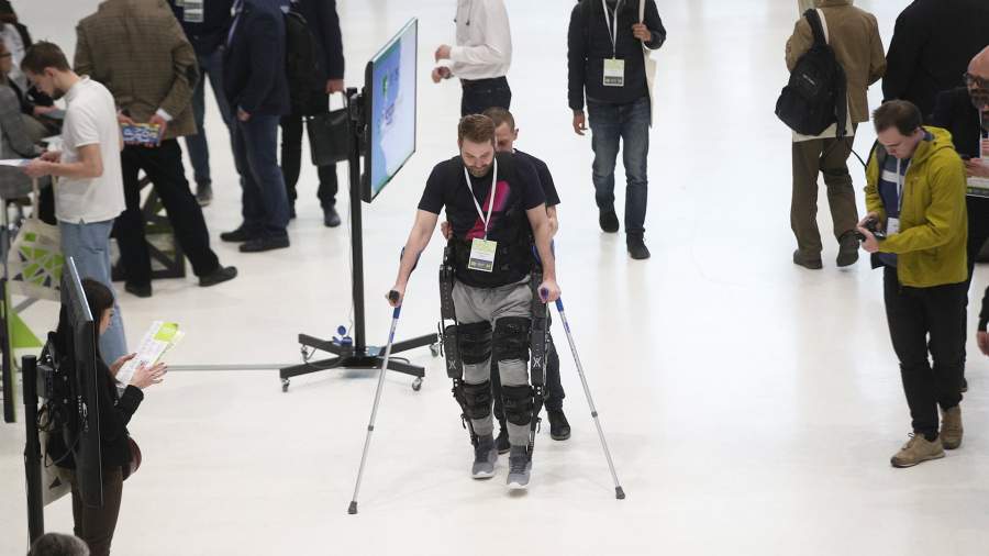 Экзоскелет «ЭкзоАтлет» на выставке форума Skolkovo Robotics
