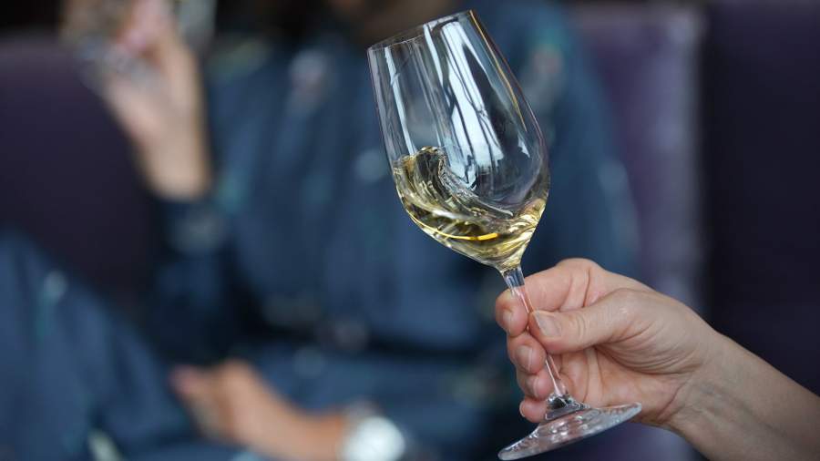 Бокал с белым вином