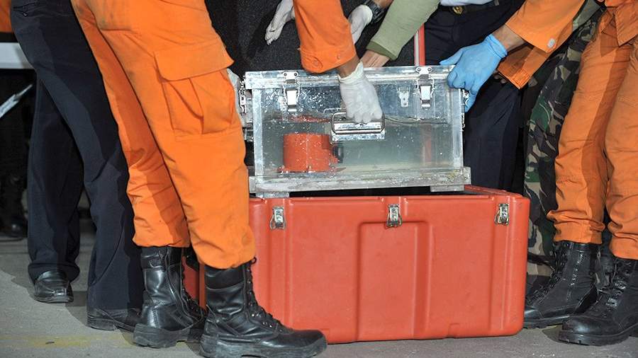 Бортовой самописец самолета Boeing 737 MAX авиакомпании Lion Air, найденный на месте катастрофы в Яванском море