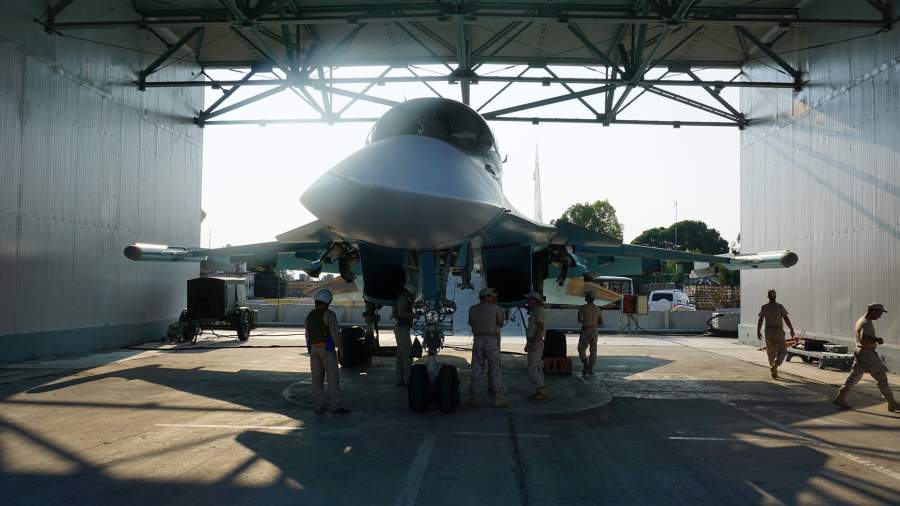 Многоцелевой истребитель-бомбардировщик Су-34 на военной авиабазе в Сирии | Фото: ИЗВЕСТИЯ/Алексей Рамм