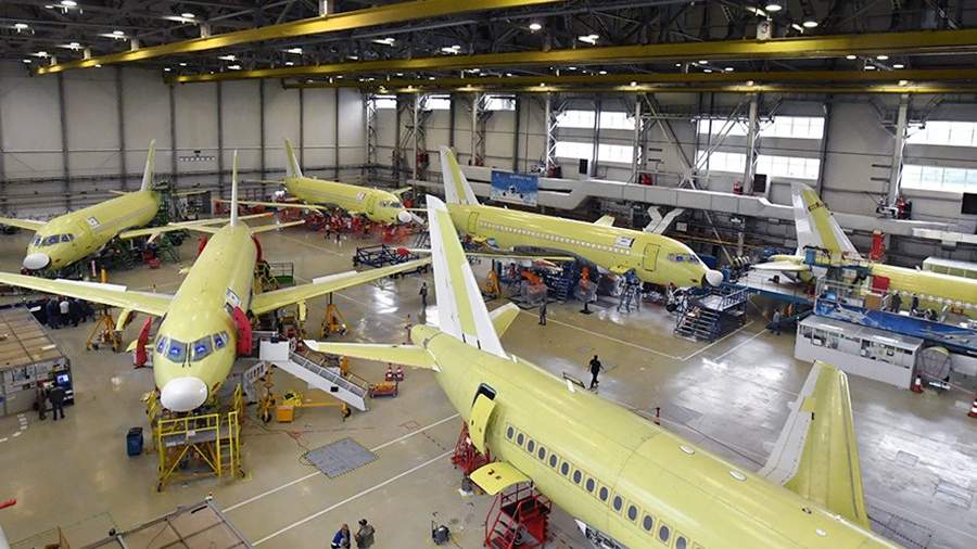 Самолеты Sukhoi Superjet 100 в цехе окончательной сборки на заводе имени Гагарина в Комсомольске-на-Амуре