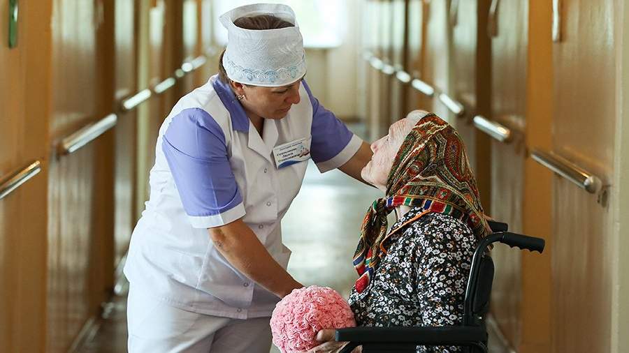 Сотрудница дома престарелых и пожила женщина