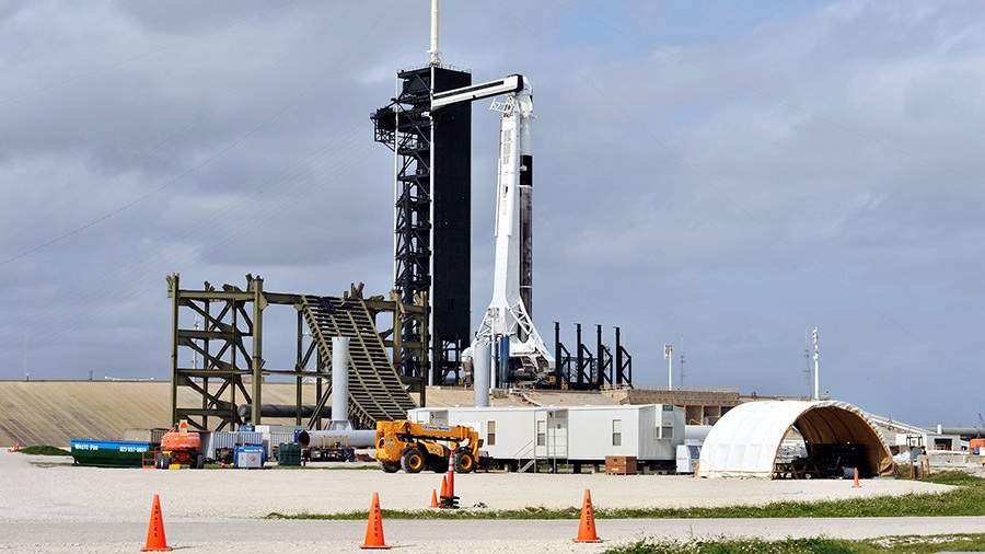 Ракета Falcon 9 с пилотируемым кораблем Crew Dragon на стартовом столе на космодроме на мысе Канаверал