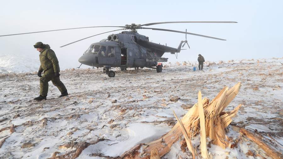 Вертолет Ми-8АМТШ инженерных войск РФ во время устранения завала на реке Бурея в Хабаровском крае. Февраль 2019 года