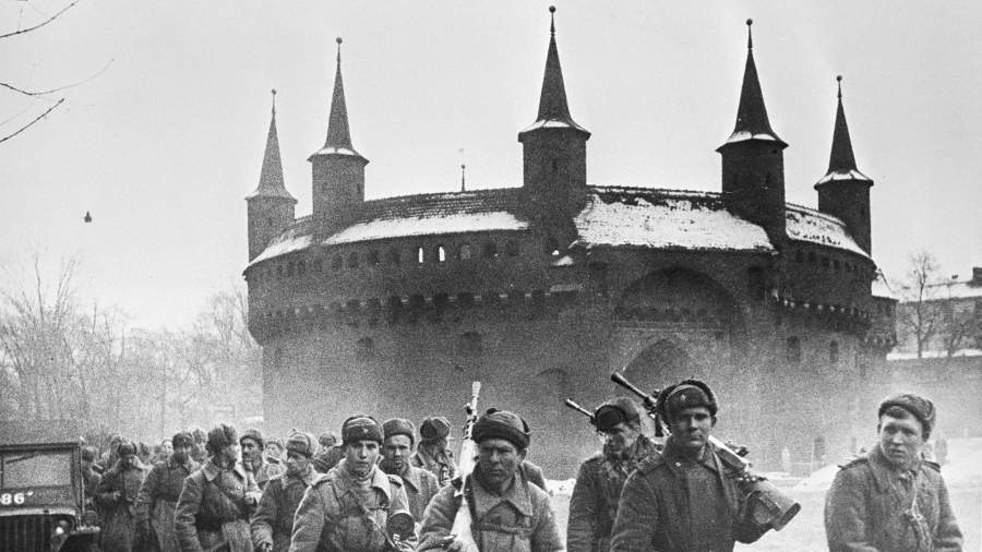 Бойцы 1-го Украинского фронта на одной из улиц Кракова 8 февраля 1945 года | Фото: РИА Новости