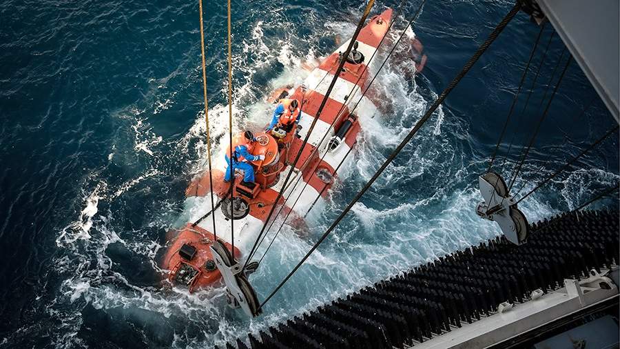 Спасательный подводный глубоководный аппарат «Бестер-1» во время отработки спасения экипажа условно аварийной подлодки, залегшей на грунт