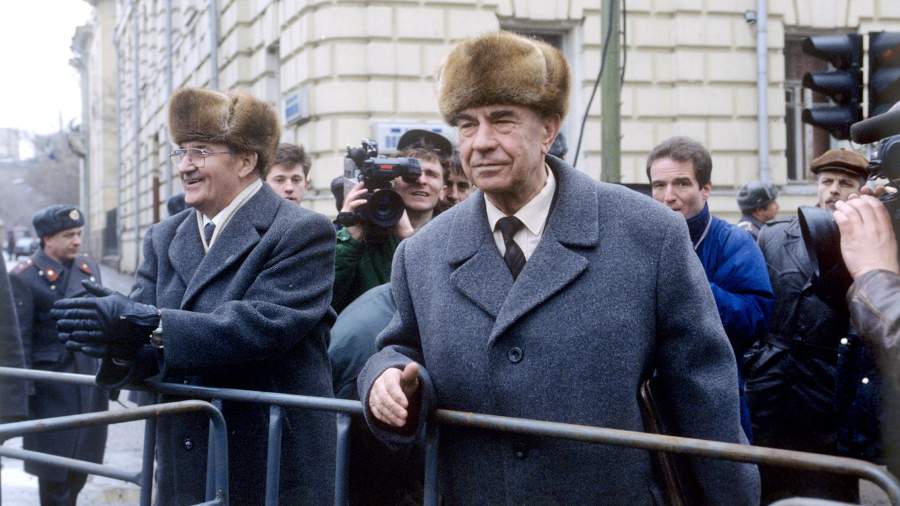 Дмитрий Тимофеевич Язов, бывший бывший министр обороны СССР, перед зданием суда, процесс по делу ГКЧП (Государственный комитет по чрезвычайному положению в СССР), обвиняемый, Верховный суд Российской Федерации
