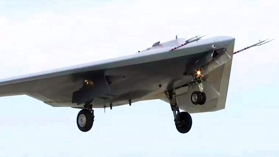 Ударный беспилотник «Охотник» во время первого совместного полета с Су-57 на одном из испытательных аэродромов Минобороны России