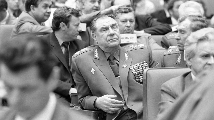 Маршал Советского Союза, министр обороны СССР, член ГКЧП Дмитрий Тимофеевич Язов (в центре) на XXVIII (двадцать восьмом) съезде КПСС в Москве