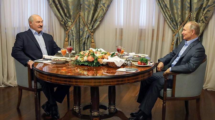 Президент Белоруссии Александр Лукашенко и президент РФ Владимир Путин (слева направо) во время встречи в Красной Поляне в доме приемов официальных делегаций «Лаура» | Фото: ТАСС/Андрей Стасевич/БелТА